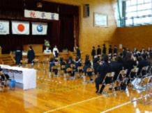 卒業式の様子を後ろから撮影した写真