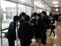 廊下で別れを惜しんでいる児童たちの写真