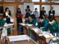 先生たちが参観する中で授業を受けている児童たちの写真