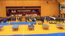 体育館で多くの生徒が整列し、壇上の方を向いている写真