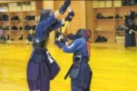 剣道着と防具を身につけた2人の生徒が剣道をしている写真