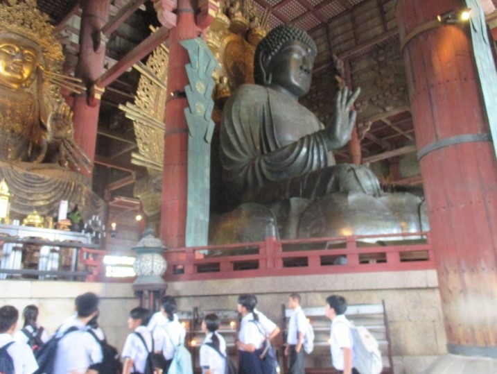 大仏を見学する生徒たちの写真