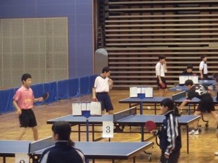 シングルスの卓球の試合の写真