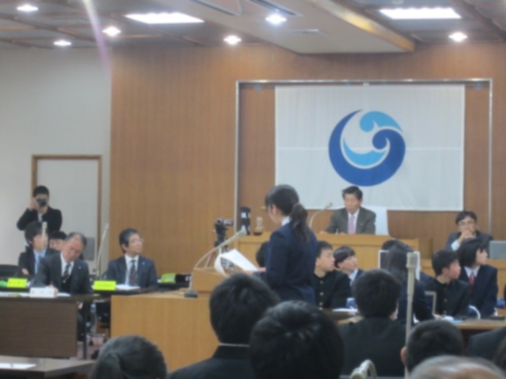 自分たちでまとめた提言を町議会で話す女子生徒の写真