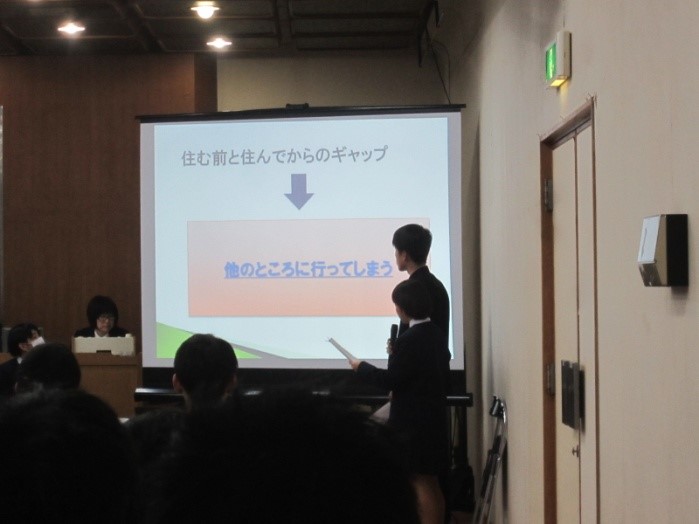 自分たちの意見をスライドを使って町議に説明している生徒の写真