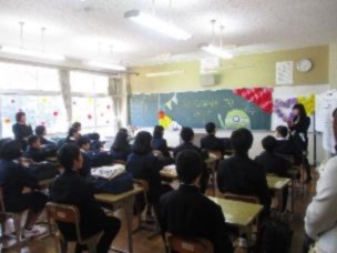 新入生が教室で教師の話を聞いている写真