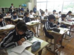 教室の自分の席で授業を受けている生徒の写真