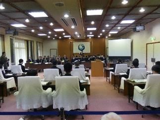 役場議場で生徒たちが椅子に座っている写真