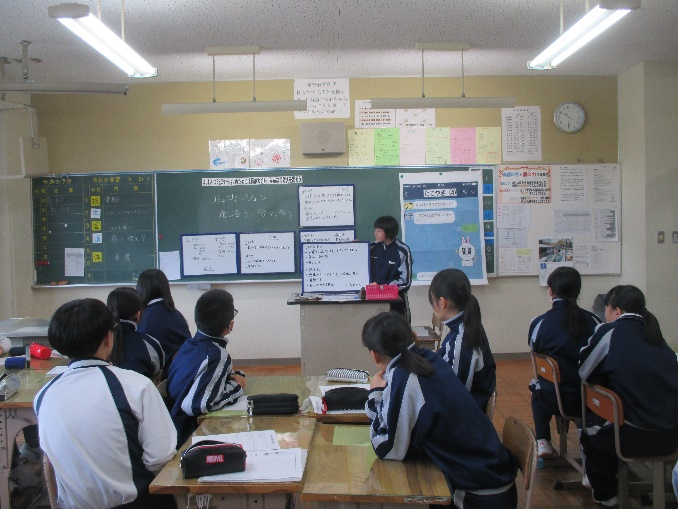 教室でいくつかの班に分かれて学習している生徒たちの写真