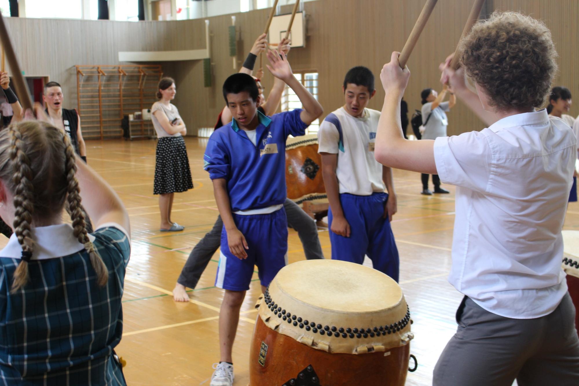 オーストラリアの中高生と一緒に和太鼓を叩いている写真