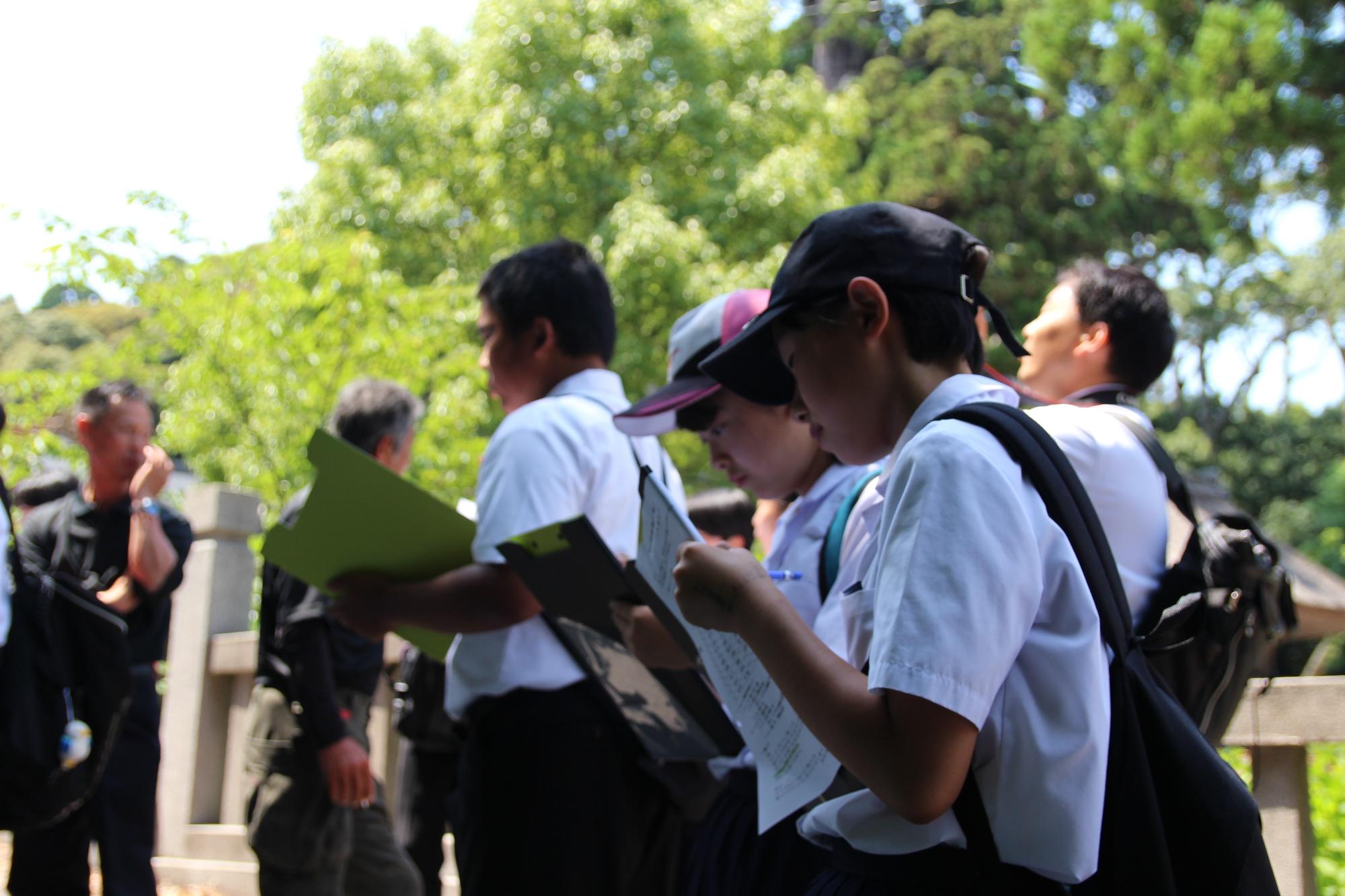 生徒たちが真剣にメモを取っている写真