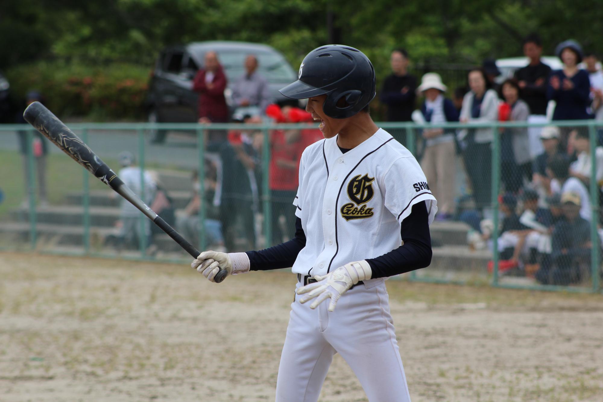 バッターボックスで打撃の構えを取ろうとしている写真