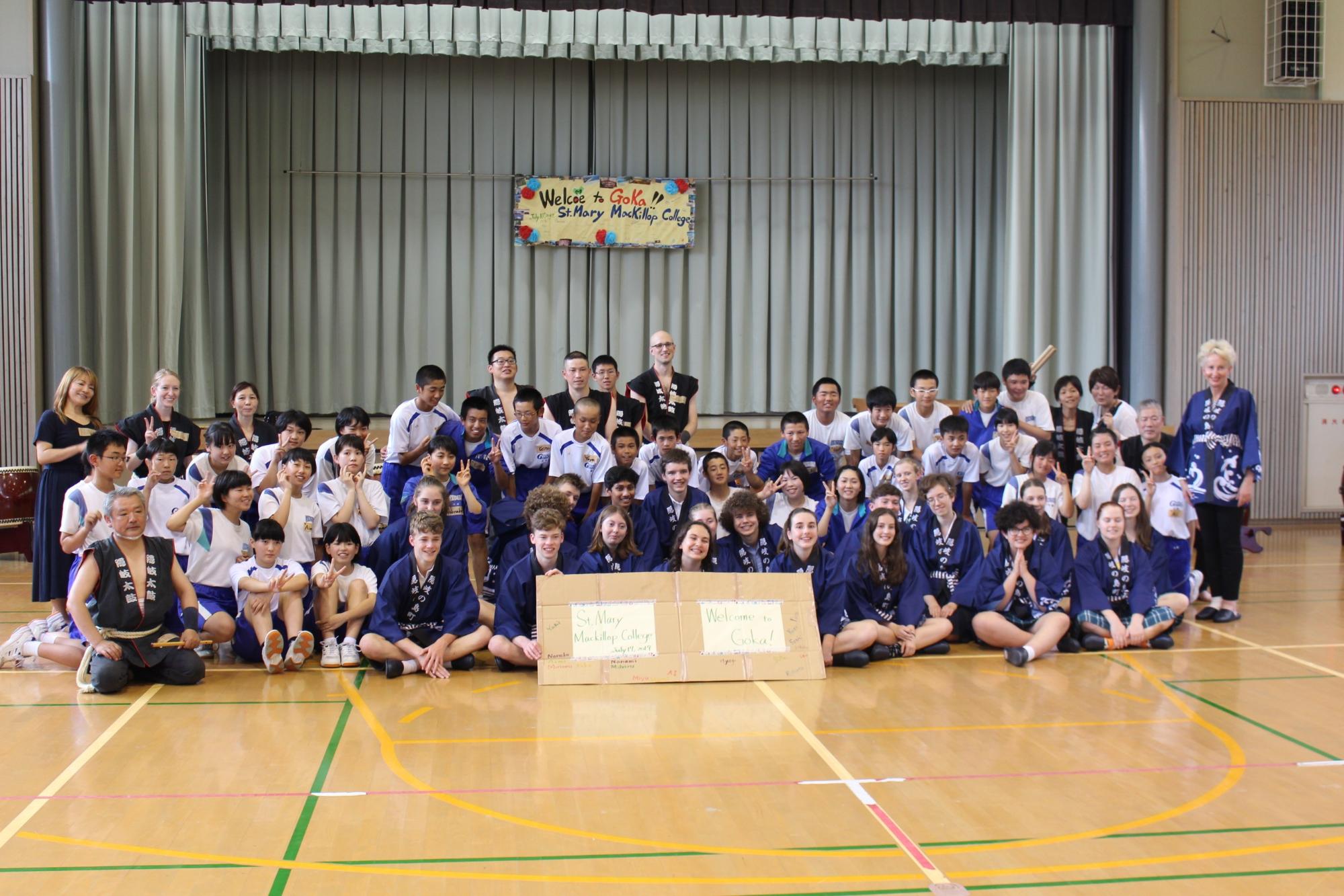 オーストラリアの中高生と体育館で法被を着て記念撮影している写真