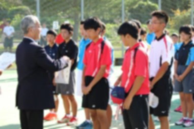 並んだ生徒たちの前で表彰されている二名の生徒の写真