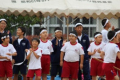 テントの下で応援している生徒たちの写真