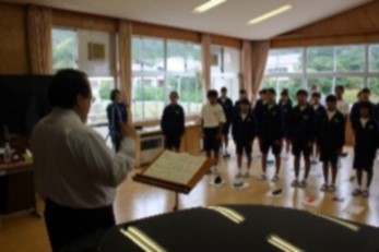 音楽室で合唱の練習をしている生徒たちの写真