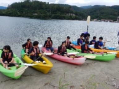 二人一組でカヌーに乗っている生徒たちの写真