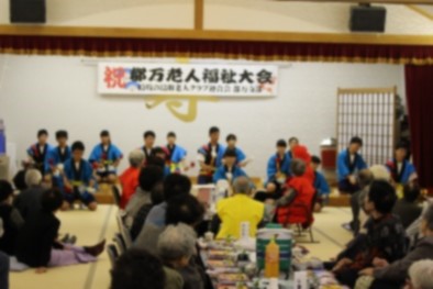 地域の方たちの前で銭太鼓を披露している生徒たちの写真