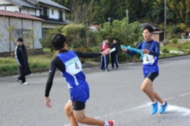 次のランナーにタスキを渡そうとしている生徒の写真