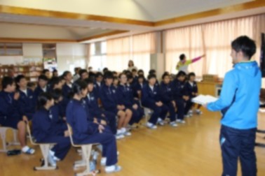 講師の話を座って聞く生徒たちの写真