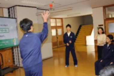 生徒二人がみんなの前でやまなりのキャッチボールをしている写真