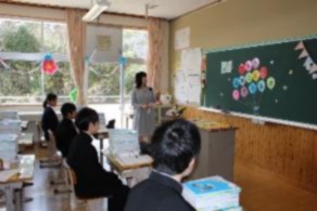 新入生が教室で教師の話を聞いている写真