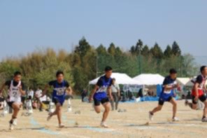 グラウンドを生徒たちが走って競っている写真