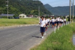 生徒が列を作って路上を走っている写真