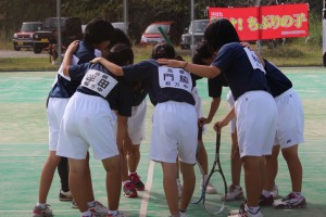 テニスコートで生徒達がラケットを持ち円になっている写真