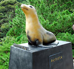 くめじ橋にあるニホンアシカ像の写真