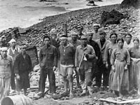 昭和初期の竹島にいた隠岐の漁民たちの写真
