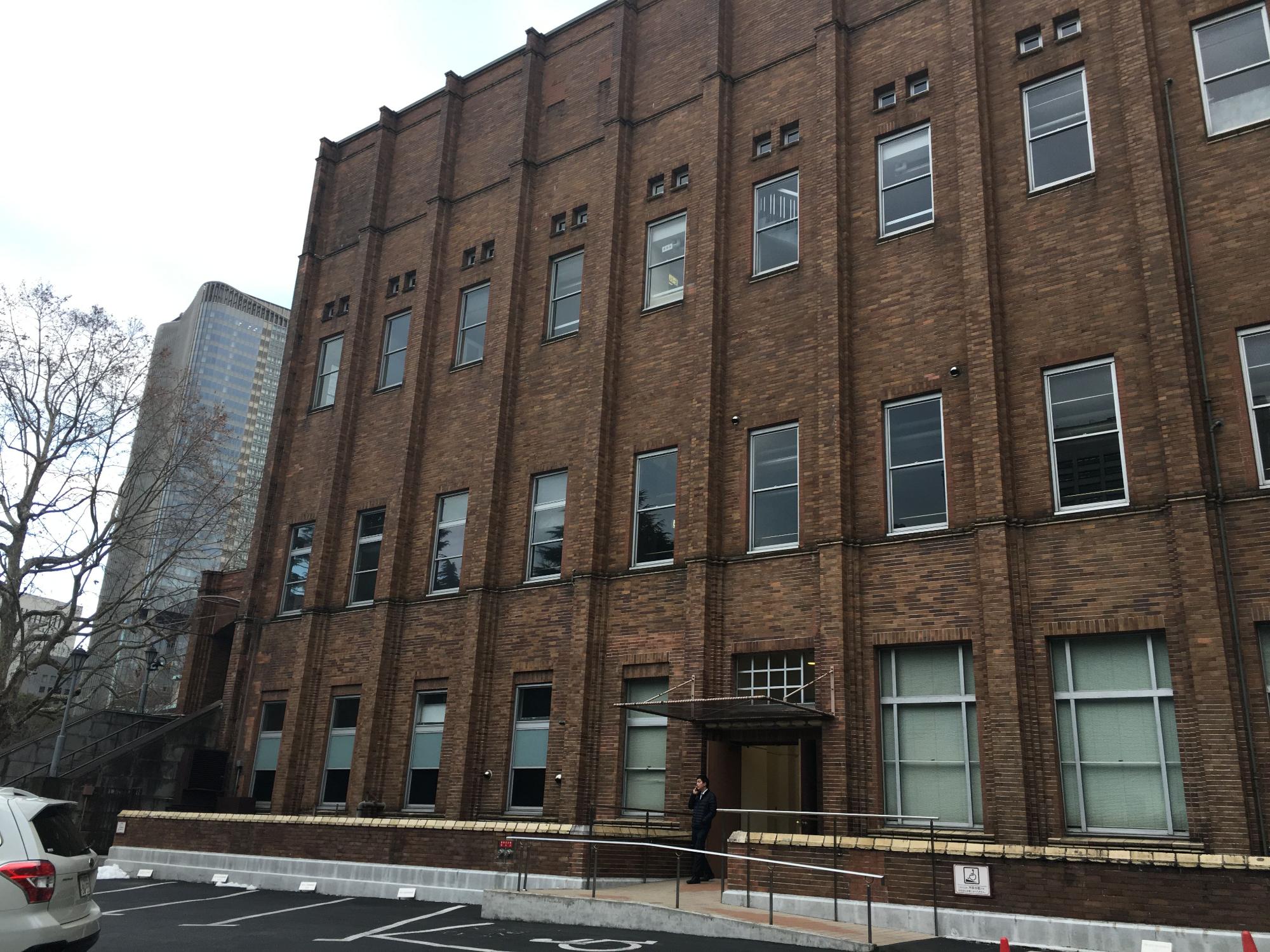 日比谷公園内にある市政会館の外観の写真