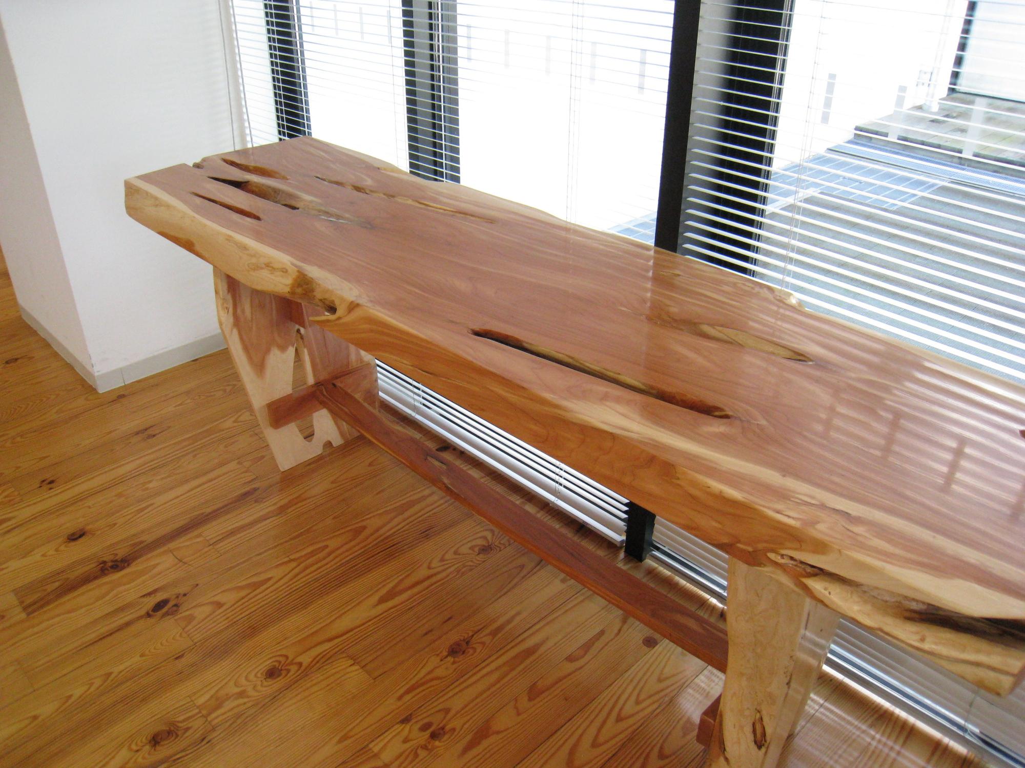 伐採されたビャクシンの木から作られたテーブルの写真