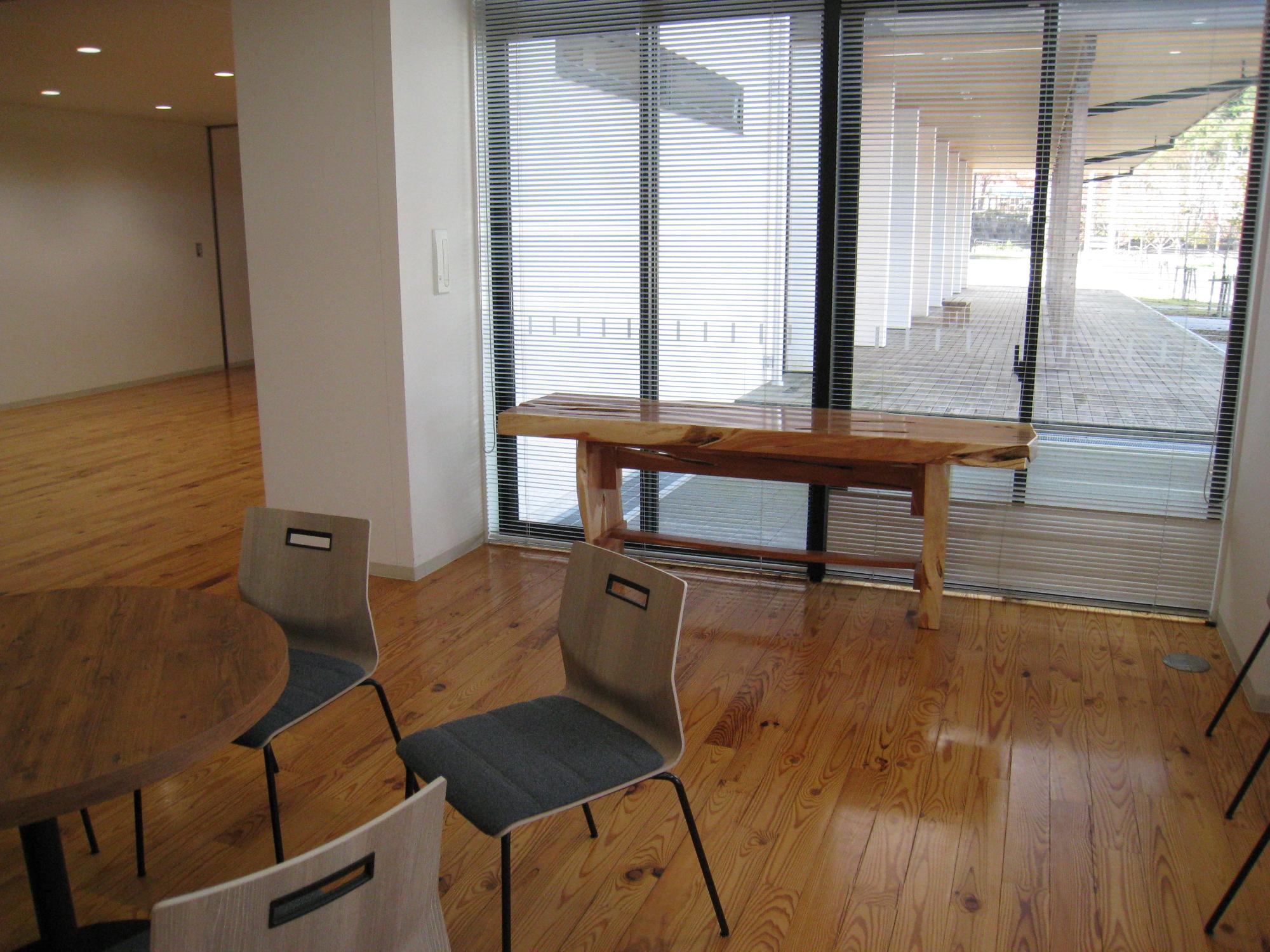 窓際に設置されたビャクシンの木から作られたテーブルの写真