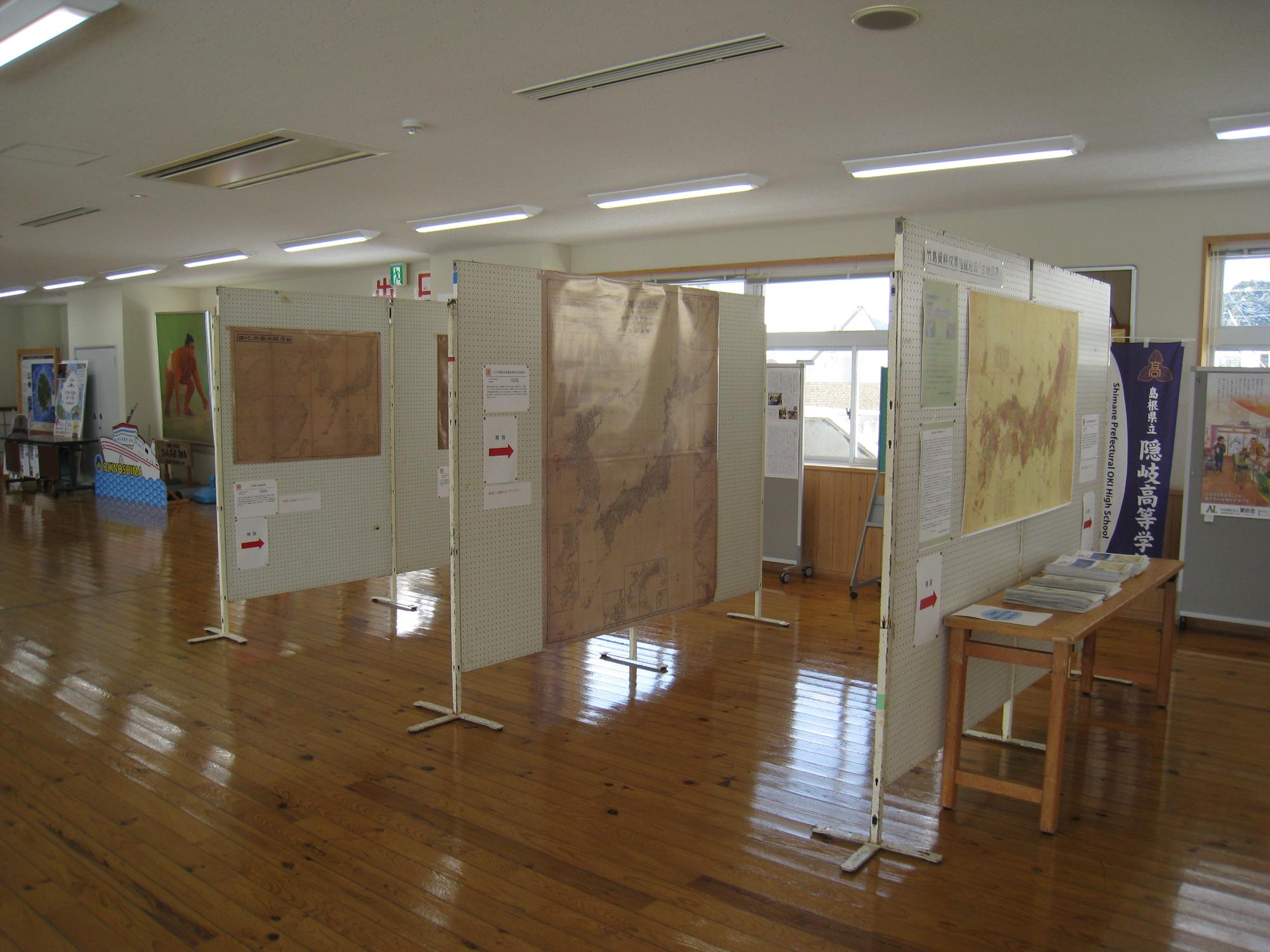 古地図展に展示されている展示物の写真。ボードに古地図が貼られている。