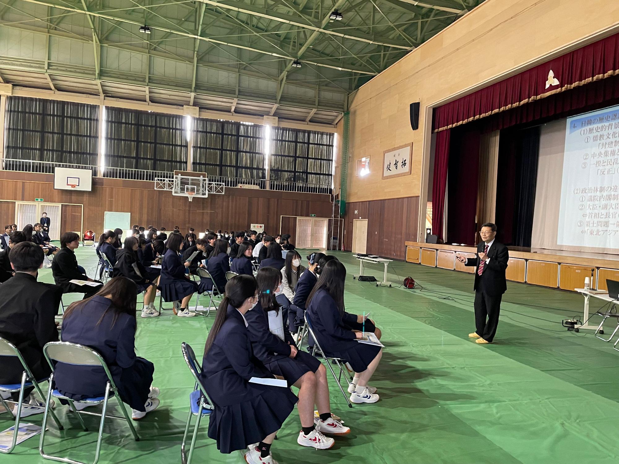 日本海呼称問題を考える講座に聞き入っている隠岐高等学校の生徒たちの写真