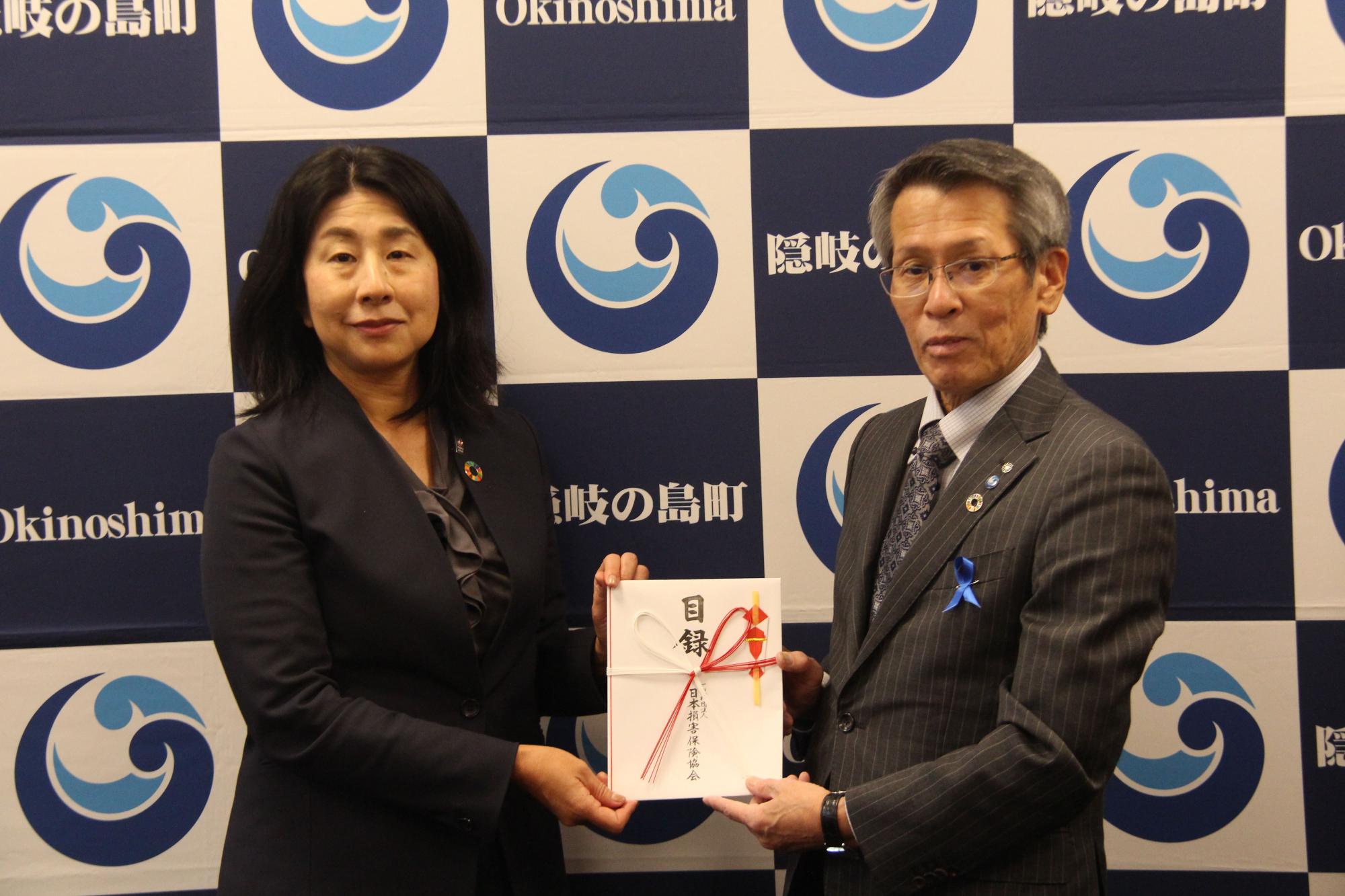 藤中会長と池田町長が並んで目録を持っている写真