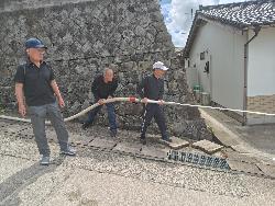 消火栓から放水する写真