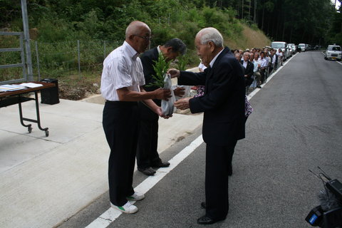 サンフランシスコ平和条約60周年記念植樹式　苗木の贈呈