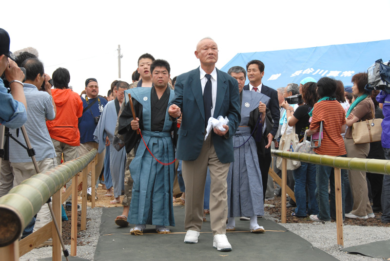 Wrestlers entering the venue (2)