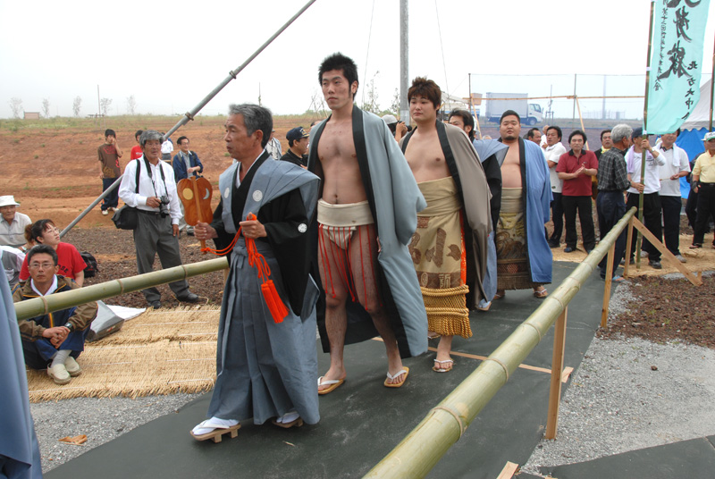 Wrestlers entering the venue (3)