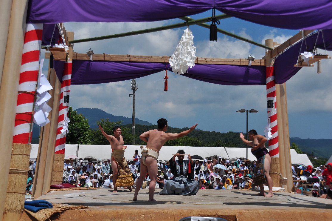 Visiting-side Sho sanyaku ring entrance