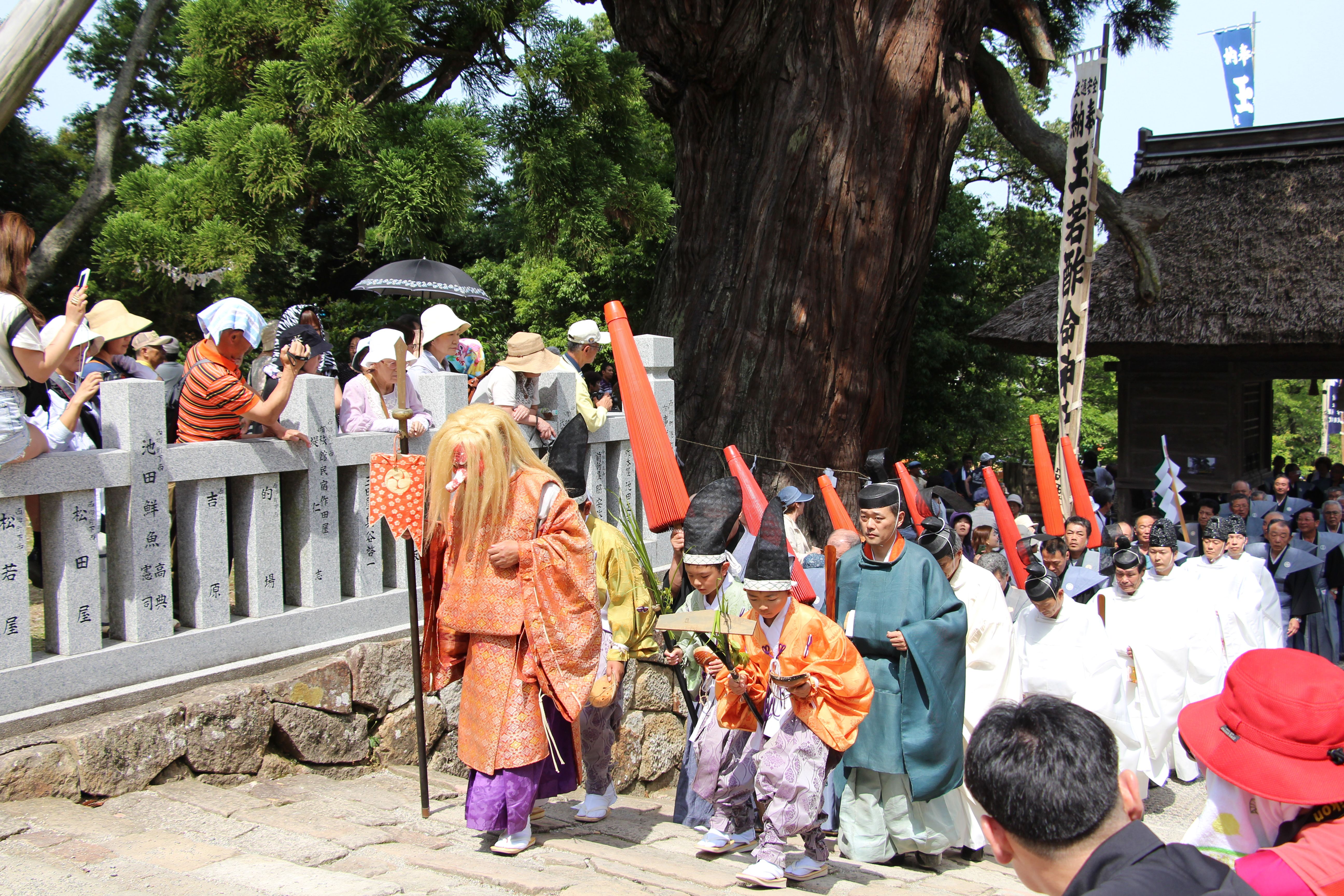 本殿祭へ向かう行列