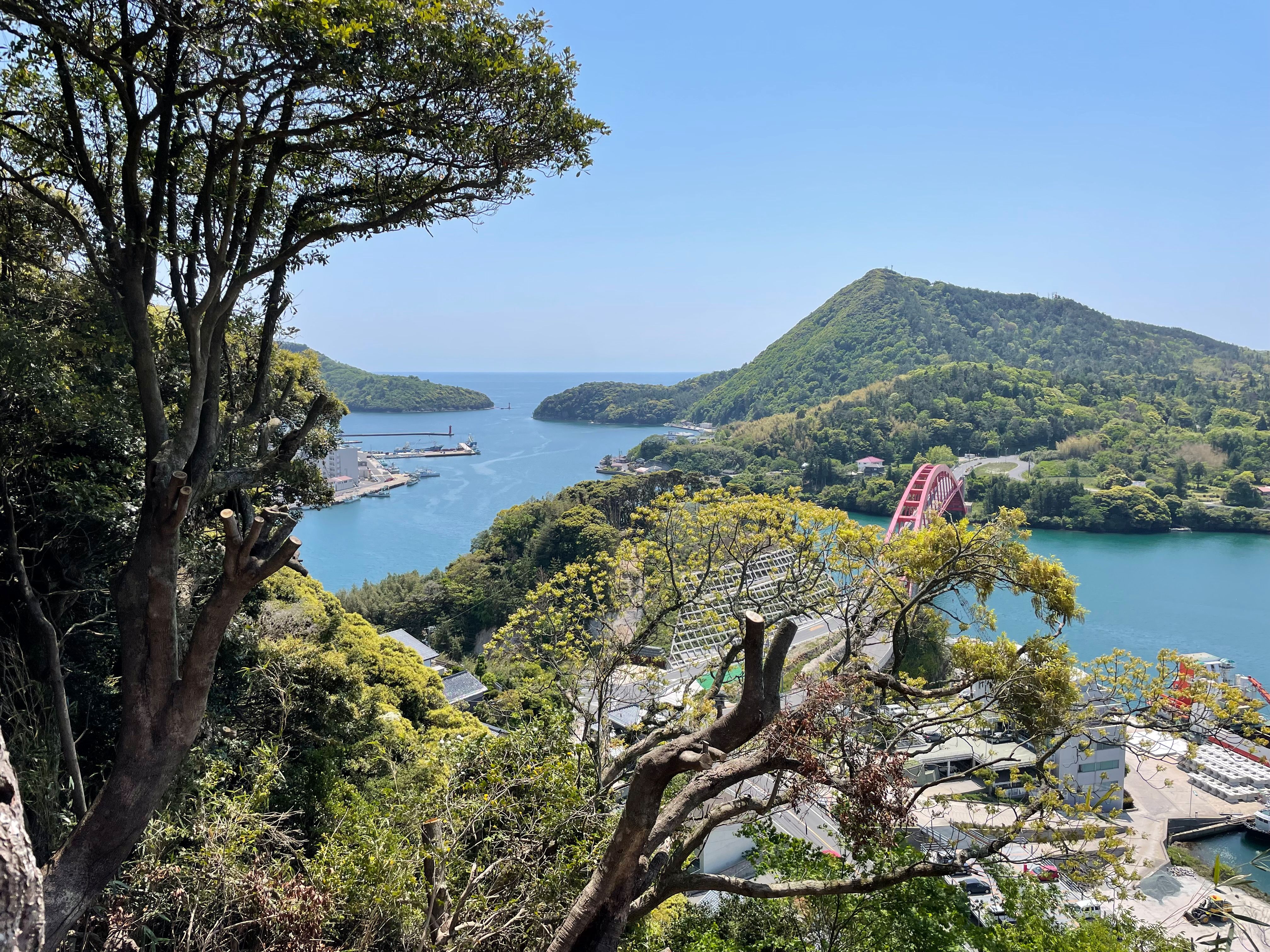 国府尾神社からの眺望です。西郷港から日本海を望めます。